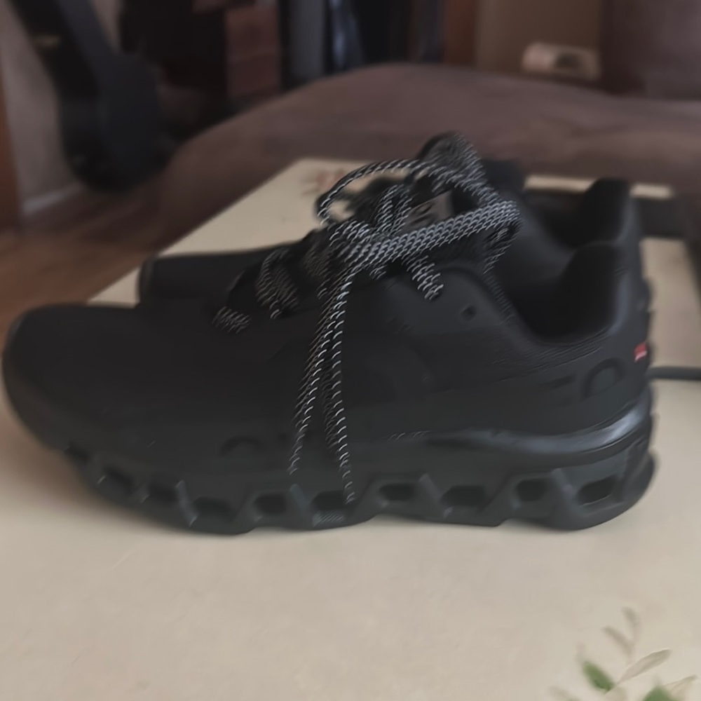 Womens  Black Athletic OC cloudmonster size 39